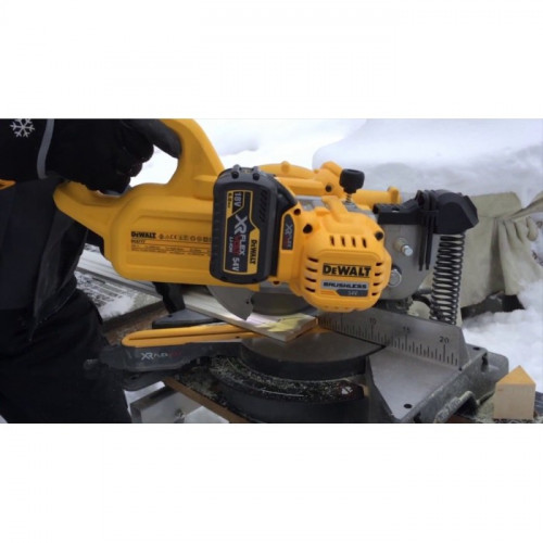 Акумуляторна торцювальна пила DeWALT DCS777T2 (2х54 В, 6 А*год, 216 мм)