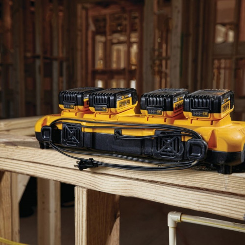 Зарядний пристрій 4-х портовий DeWALT DCB104 (10.8-54 В, 8 А)